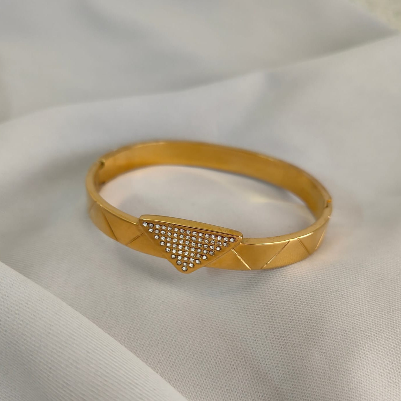 CLASSICAL TRIANGLE DIAMOND BRACELET