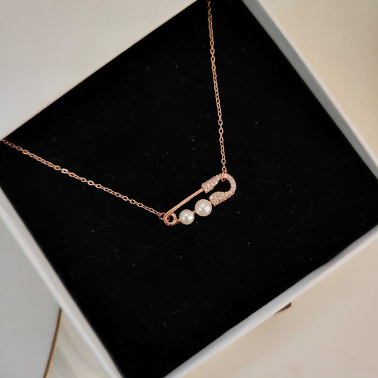 SAFETY PIN PEARL NECKLACE 305