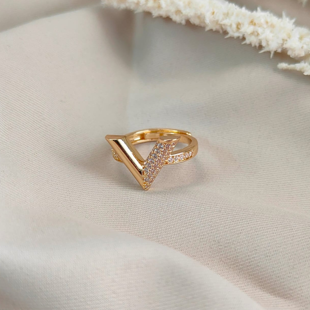 INITIAL ROSEGOLD RING