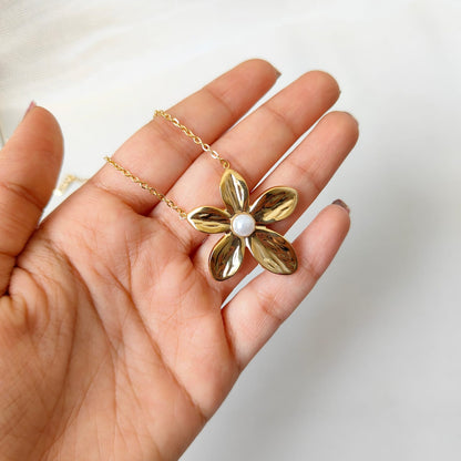 PEARL FLOWER NECKLACE