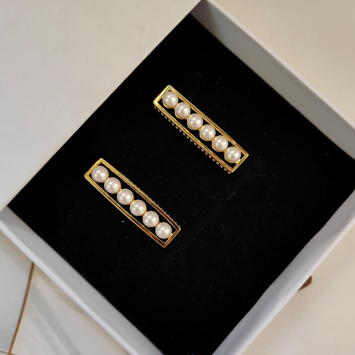 PEARL LINE STATEMENT EARRING 173