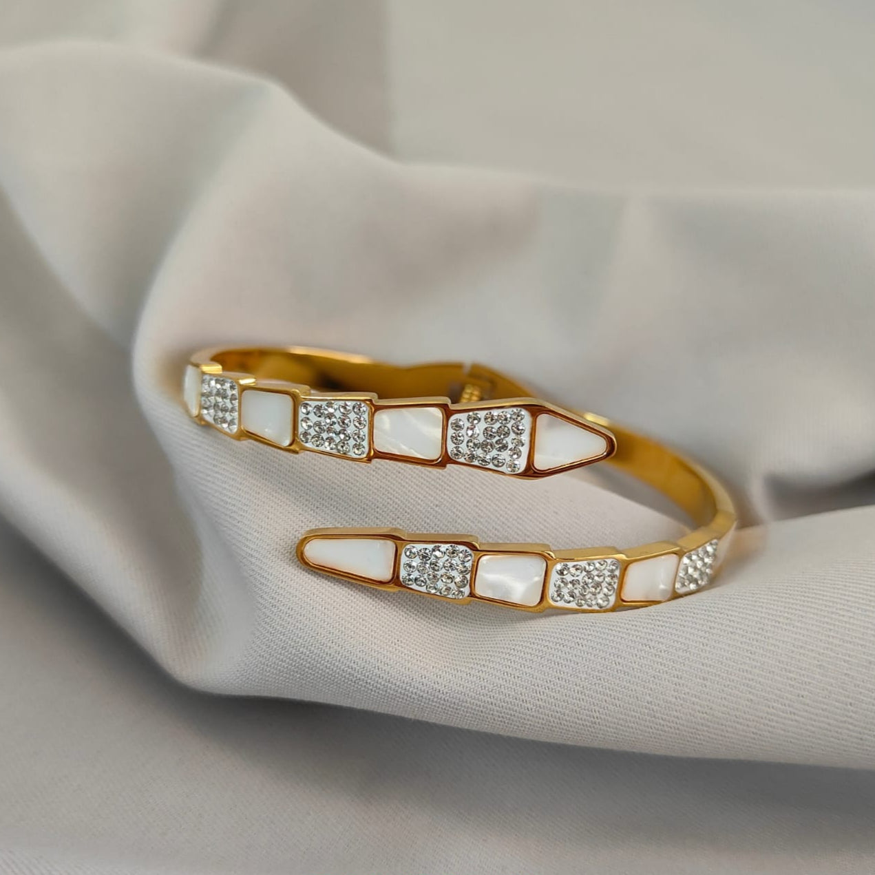 PREMIUM MOP TOP OPEN BRACELET